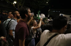 Hubo protestas mientras el Presidente llegaba al Congreso