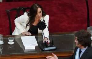 Milei minimizó el escándalo de Santiago Caputo con Manes y tomó distancia del criptogate.