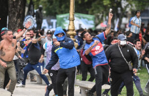 Graves incidentes en la marcha de jubilados e hinchas de fútbol al Congreso