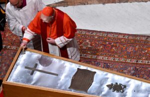 Cerraron el féretro del Papa Francisco y el Vaticano se prepara para el histórico funeral de este sábado