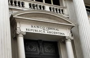 El Gobierno establece que el dólar oficial flotará entre $1.000 y $1.400 y levanta el cepo cambiario