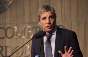 Luis Caputo anunció que el lunes se termina el cepo cambiario: el dólar oficial flotará entre $1.000 y $1.400