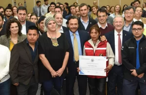 El gobernador Saénz distinguió a más de 80 empresas que apostaron a la educación y al trabajo. FOTOS