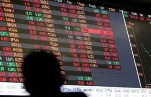 Por la fuerte caída de los títulos locales, el riesgo país de la Argentina superó los 900 puntos