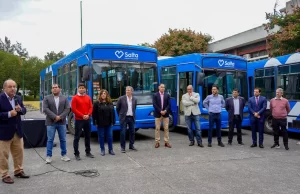 Se entregaron 21 colectivos para uso social a 18 municipios de la Provincia. VIDEO/FOTOS