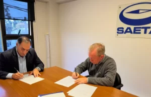SAETA y Vaqueros firmaron un convenio para la entrega de un colectivo para tareas sociales