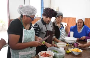 La Municipalidad lleva adelante el programa “La Receta de la Abuela” que acompaña a los adultos mayores. VIDEO/FOTOS
