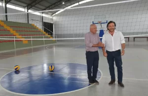 Gustavo Sáenz en J.V. González: recorrido por el nuevo polideportivo municipal y entrega de maquinarias. VIDEO/FOTOS