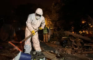 Efectuaron la limpieza de una vivienda con residuos acumulados en Coronel Vidt y Ayacucho. VIDEO/FOTOS