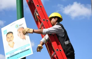 La Municipalidad comenzó con el retiro de carteles políticos. VIDEO/FOTOS
