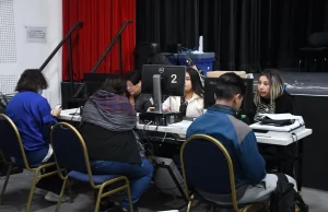 Más de 200 personas se inscribieron para terminar el secundario. VIDEO/FOTOS