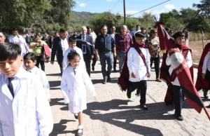 El pueblo de Talapampa celebró su fiesta patronal: Sáenz habilitó obras, entregó un colectivo y maquinaria. VIDEO/FOTOS