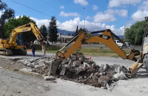 Ejecutan obras de hormigonado en la colectora de la Av. Tavella. VIDEO/FOTOS