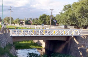 Con nuevas pasarelas peatonales, la Municipalidad avanza con el plan “Cruzá Seguro”