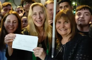 Patricia Bullrich ya es libertaria: ante Karina Milei firmó su afiliación a LLA