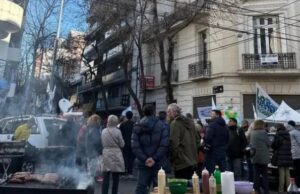 La Policía de la Ciudad desalojó a los militantes que acampaban frente al departamento de Cristina Kirchner