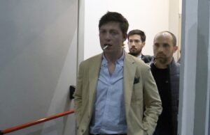 Santiago Caputo reventó el gasto de publicidad de YPF: es el más alto desde que se expropió en 2012