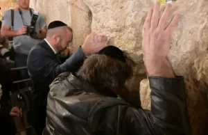 Javier Milei lloró en el Muro de los Lamentos y donará un millón de dólares contra el antisemitismo
