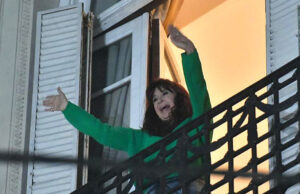 Ya le colocaron la tobillera electrónica a Cristina Kirchner