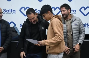 La Municipalidad hizo entrega de las “Becas deportivas 2025”. VIDEO/FOTOS