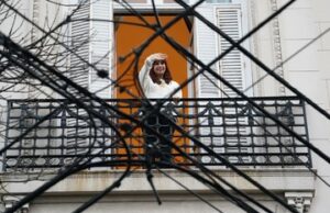 La Cámara de Casación resolvió que Cristina Kirchner debe seguir con tobillera y visitas restringidas, pero seguirá en San José 1111