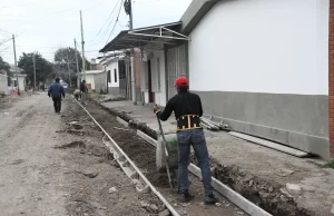 El municipio ejecuta obras de cordón cuneta en Villa Luján. VIDEO/FOTOS
