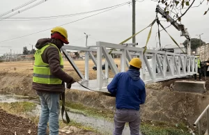 Instalaron una nueva pasarela peatonal en el barrio Universidad Católica. FOTOS