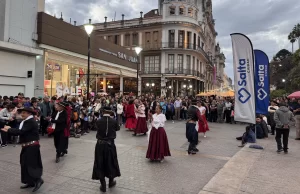 Cientos de salteños y turistas disfrutaron de “Peña del Minero”. FOTOS