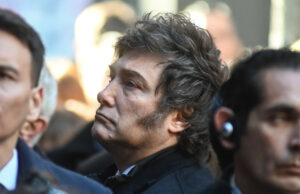 Ultimas encuestas: cae la imagen de Milei y la gestión, pero los libertarios siguen liderando para la elección