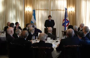 Javier Milei volvió a cargar contra gobernadores e intendentes