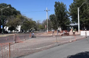 Iniciaron las obras de reordenamiento de tránsito en barrio Tres Cerritos. VIDEO/FOTOS