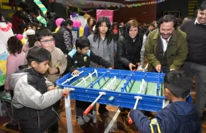 Junto a más de mil chicos el gobernador Sáenz celebró el mes de las Infancias con el festival «El escenario es nuestro». VIDEO/FOTOS