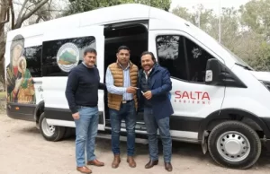 La gestión Sáenz continúa renovando la flota vehicular de los municipios con la entrega de una minibús Okm para La Candelaria. VIDEO/FOTOS