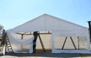La “Carpa Blanca para los Peregrinos” de la Municipalidad está instalada. VIDEO/FOTOS