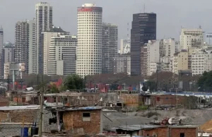 La pobreza afectó a 15 millones de argentinos en el primer trimestre: cuánto bajó realmente en la era de Javier Milei