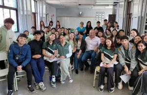 El ministro Dib Ashur compartió su experiencia con alumnos del Polivalente de Artes