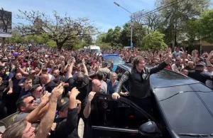 Milei de campaña por el litoral: se mostró cercano al gobernador de Chaco y pidió a los argentinos que “se sigan esforzando”