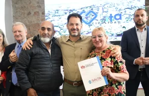 Duránd y Marocco entregaron 120 escrituras a vecinos de la Ciudad. FOTOS