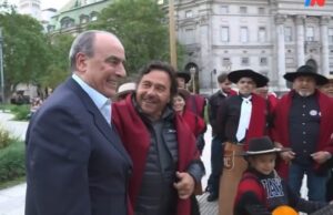 “No quiero comer milanesas con Milei, quiero que se hagan las obras”: Gustavo Sáenz reclamaba frente a Casa Rosada y aparecieron Guillermo Francos y Santiago Caputo