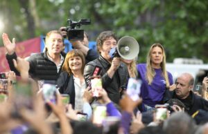 Milei cierra la campaña en Rosario con todo el Gabinete