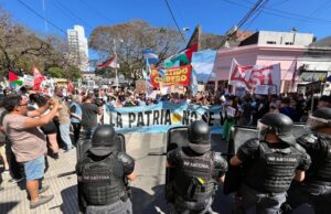 Tras los incidentes en Santa Fe, Javier Milei en Entre Ríos se reunió con el gobernador y compartió con su militancia
