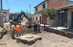 La Municipalidad reconstruye la calzada en la calle Río San Lorenzo. VIDEO/FOTOS