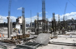 Mercado San Miguel: avanza la obra de base de hormigón sobre calle Urquiza. FOTOS