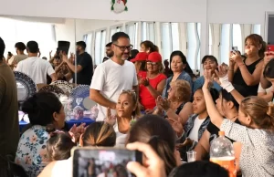 Junto a vecinas de la zona sureste, Emiliano anunció la renovación de la avenida Discépolo. FOTOS