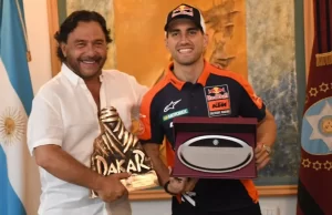 El gobernador Sáenz recibió a Luciano Benavides, campeón salteño del Dakar 2026. VIDEO/FOTOS