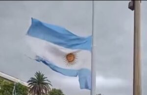 De locos, pecadores e insanos: La Bandera argentina, tan partida como el país – Por: Ernesto Bisceglia