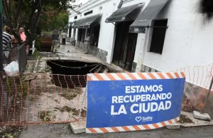 Tras el temporal, inició la reconstrucción de la vereda en pasaje Miramar y Lerma. FOTOS
