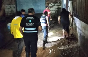 Desarrollo Social asistió a familias de La Merced y Rosario de Lerma tras las intensas lluvias. FOTOS