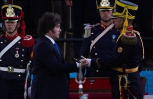 Milei entregó el sable corvo de San Martín al Regimiento de Granaderos