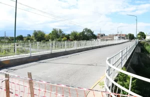 Cedió parte del puente viejo de Santa Lucía: se evalúan las causas